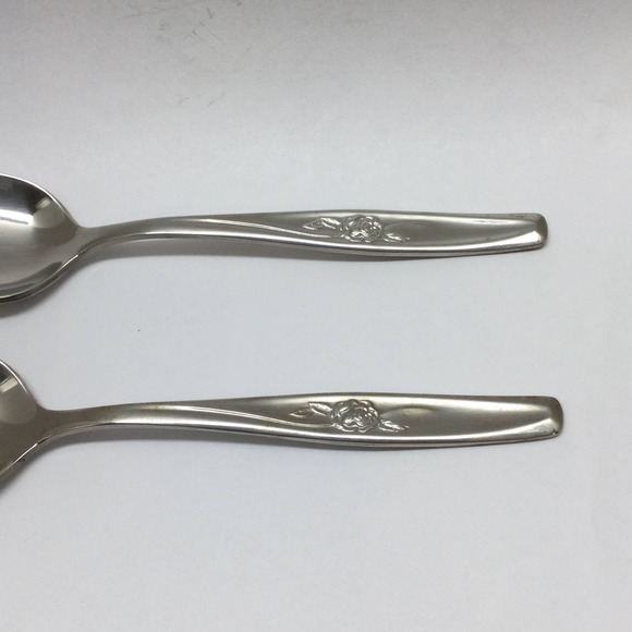 2 piece International Silver Random Rose Stainless Luxury Teaspoons 5 7/8 Length - Picture 2 of 7